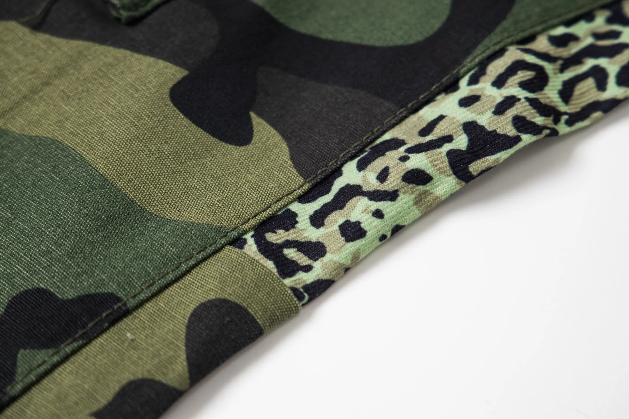 #8208 P260💰 GALLERY DEPT leopard print camouflage splash ink splicing overalls high street retro American casual trousers. Original purchased and patterned to truly restore the ultimate texture of Vintage. The whole splicing is in heavy water washing process. Craftsmen hand splash ink. You can see the details. Three-dimensional cutting version. Loose and comfortable. Not picky on the figure. Makes taller and slimmer. Seiko factory. Original quality control. Same style for men and women. Can be matched with couples. Versatile recommendation. Essential jeans for all seasons Color: Camouflage